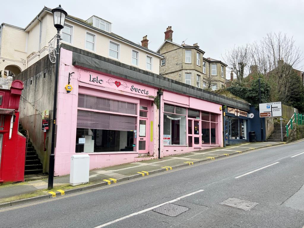 Lot: 77 - FREEHOLD BLOCK COMPRISING TWO/THREE LOCK-UP SHOPS - Front of building showing commercial units on High Street
